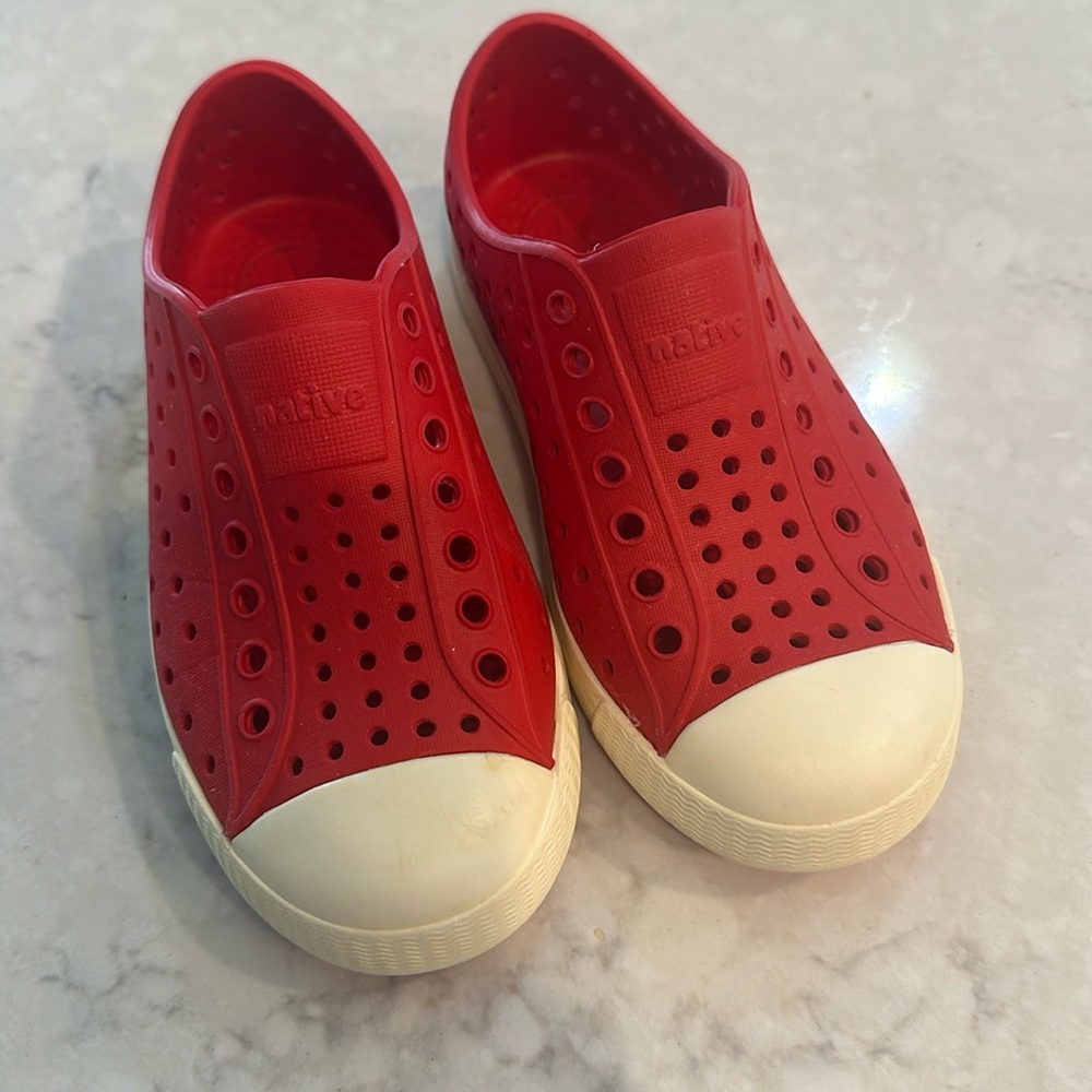 Native Shoes Jefferson Sneaker Unisex Ski Patrol Red/Shell White Kids Size C11